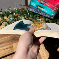 Golden Glitter Epoxy Page Holder thumbnail